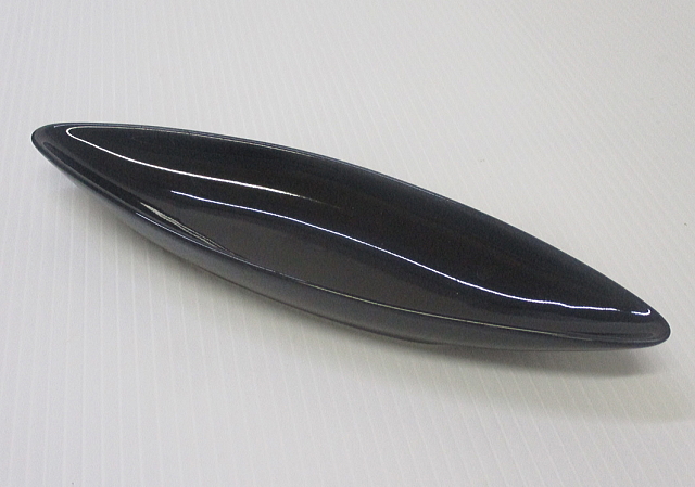 磁器 舟形皿 黒の斜め横からの様子