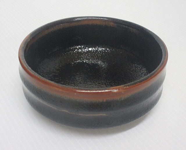 陶器　黒　丸造り鉢の全体の様子