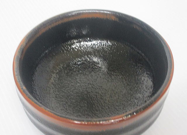 陶器　黒　丸造り鉢を斜め上から見た様子