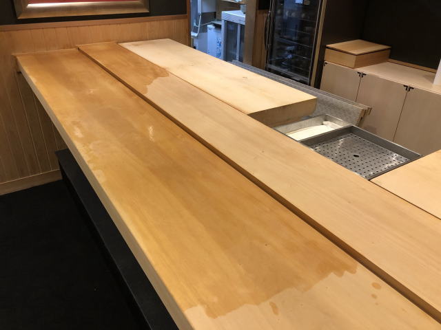 GFC加工前と加工後の比較木製 カウンターまな板の表面の様子