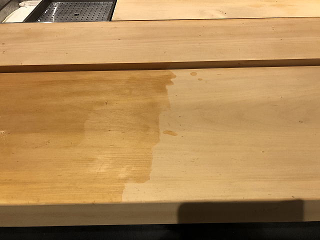 GFC加工前と加工後の比較木製 カウンターまな板の表面の様子の拡大部分